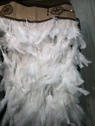 Pascuen de plumas blancas con detalles artesanales - miniatura 7