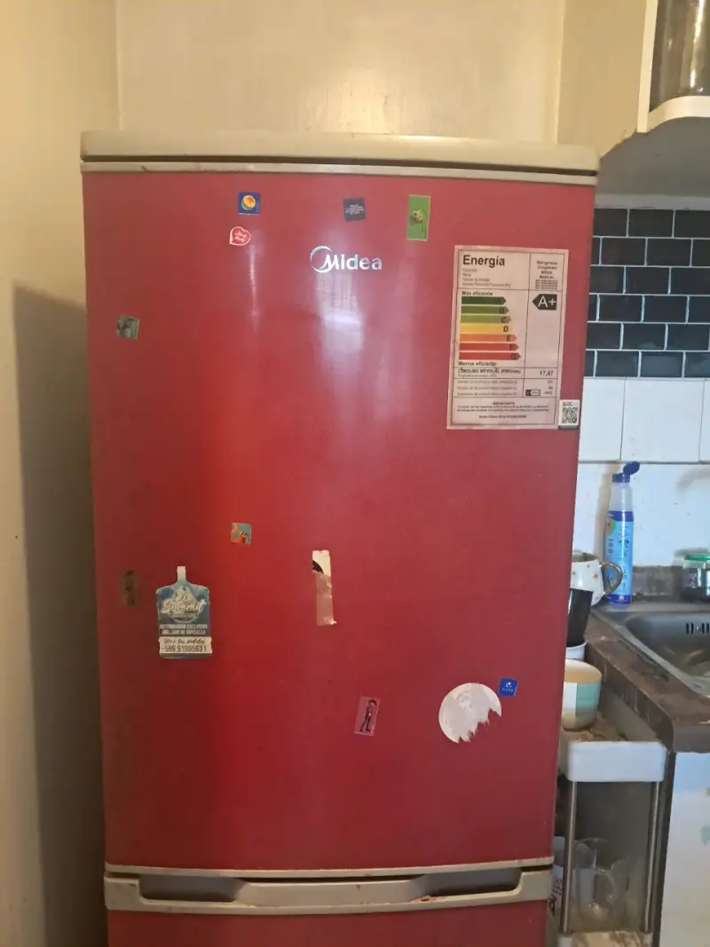 Refrigerador Midea rojo con eficiencia energética A+ - 1