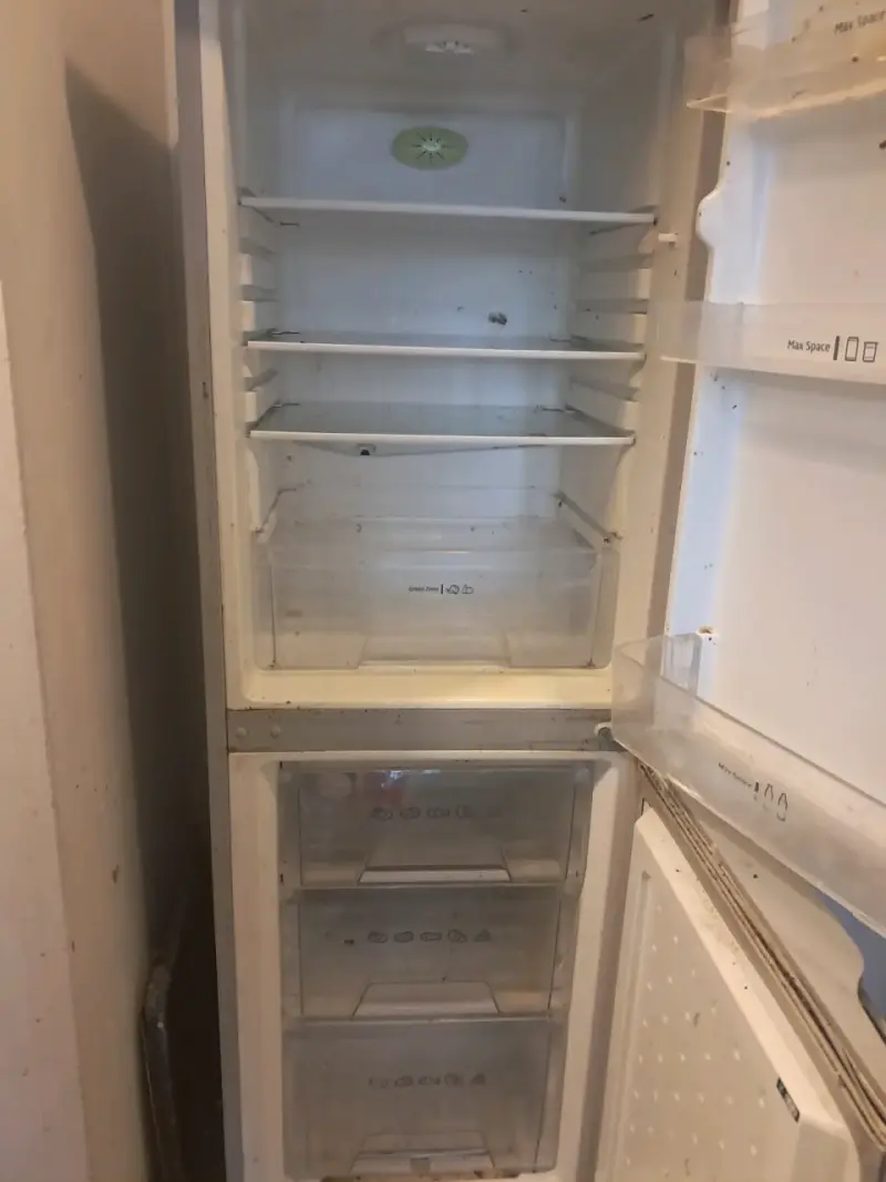 Refrigerador Midea rojo con eficiencia energética A+ - 2