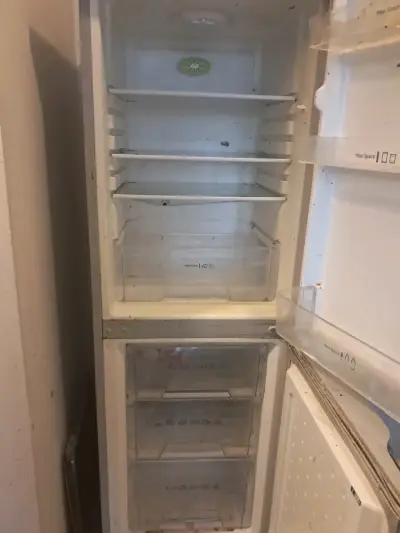 Refrigerador Midea rojo con eficiencia energética A+ - miniatura 2