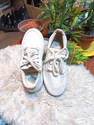 Zapatillas blancas de lona unisex usadas - miniatura 1