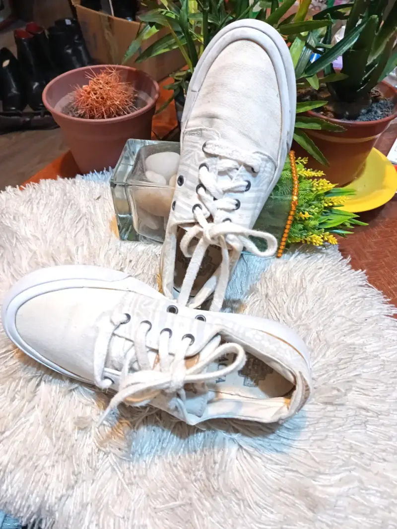 Zapatillas blancas de lona unisex usadas - 2