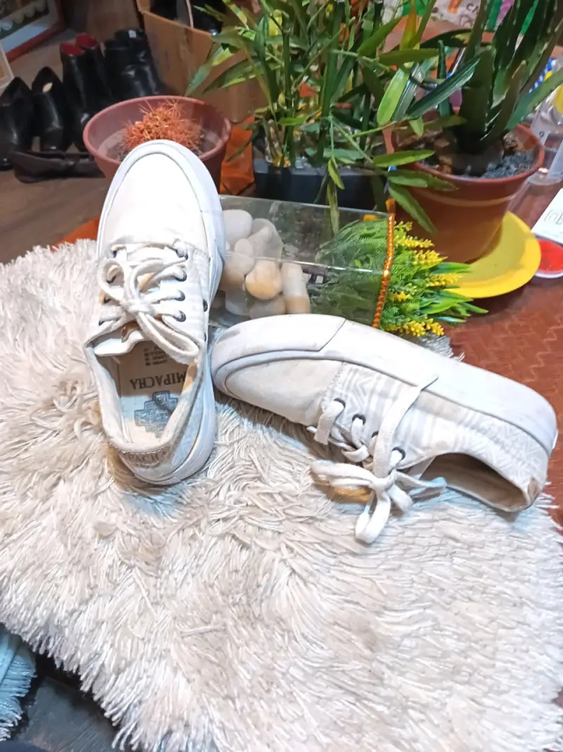 Zapatillas blancas de lona unisex usadas - 3