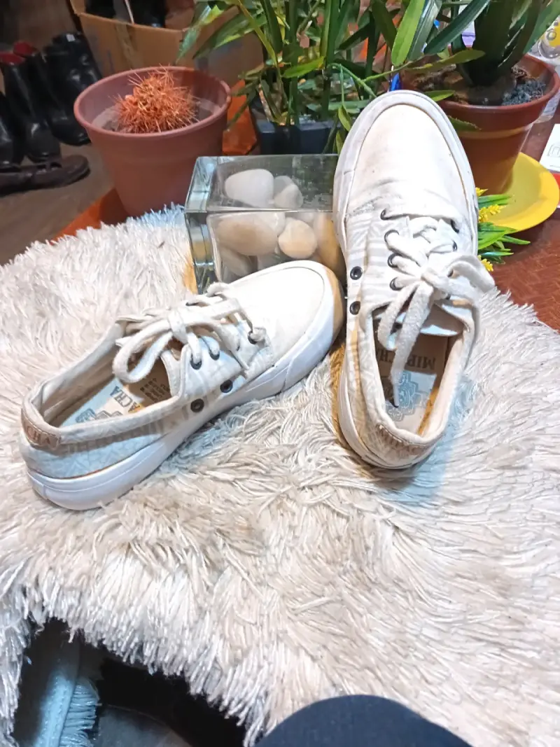 Zapatillas blancas de lona unisex usadas - 4