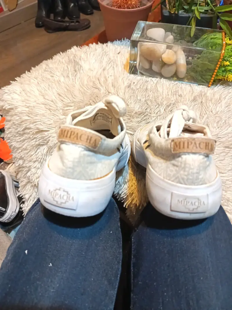 Zapatillas blancas de lona unisex usadas - 5