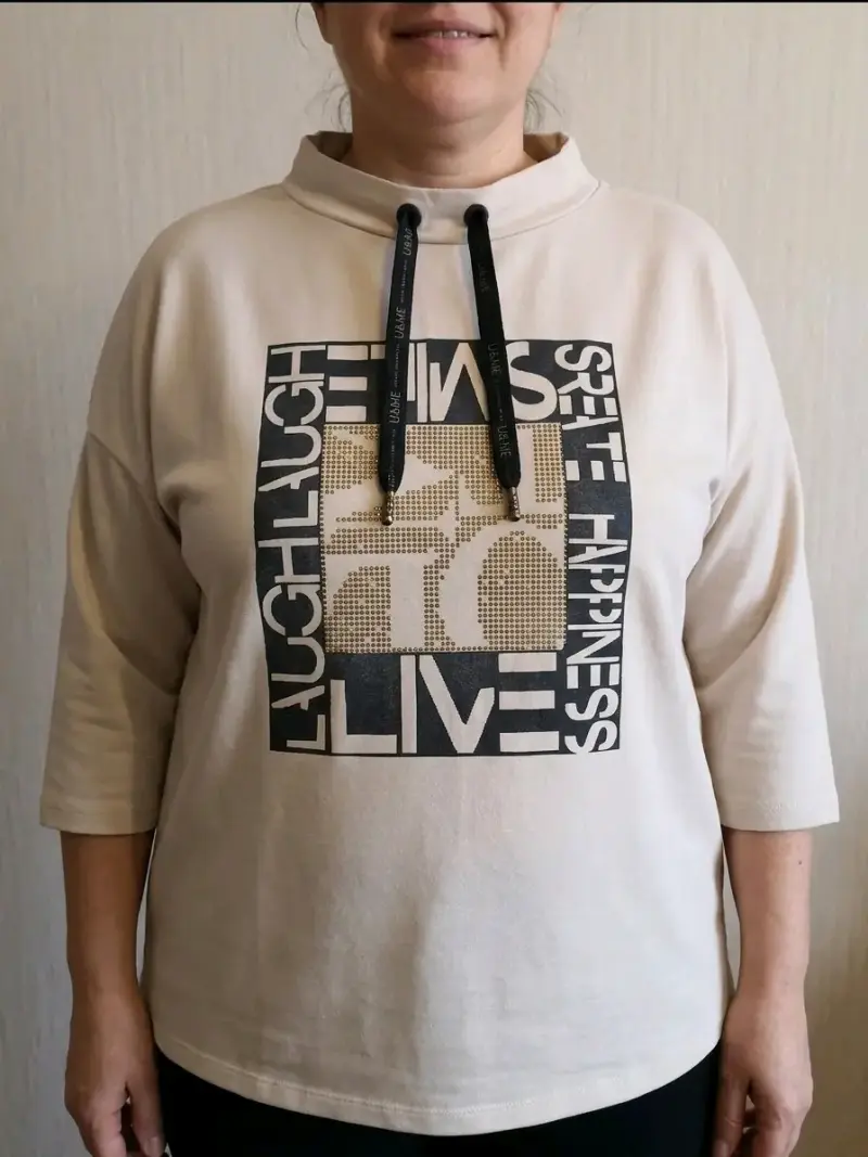 Polerón Beige con Estampado Gráfico y Cuello Alto - 1