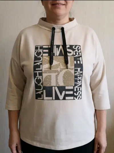 Polerón Beige con Estampado Gráfico y Cuello Alto - miniatura 1