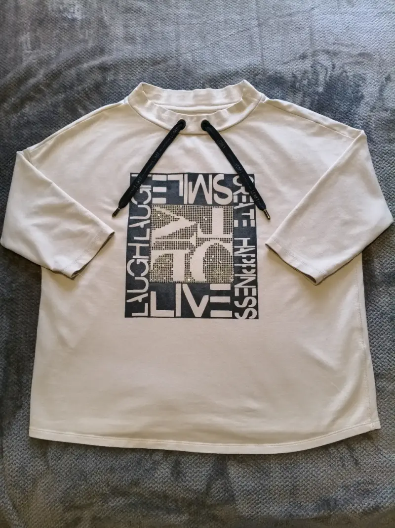 Polerón Beige con Estampado Gráfico y Cuello Alto - 2