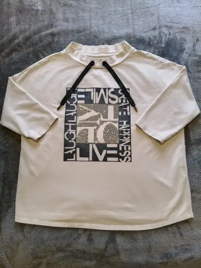 Polerón Beige con Estampado Gráfico y Cuello Alto - miniatura 2