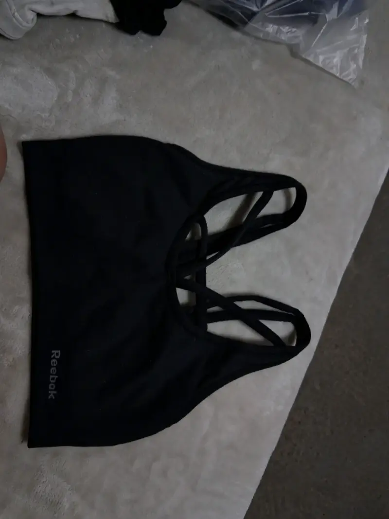 Top deportivo negro Reebok para mujer