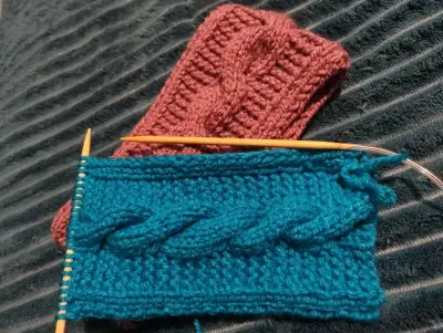 Cubre orejas tejido a mano de diferentes colores - miniatura 2