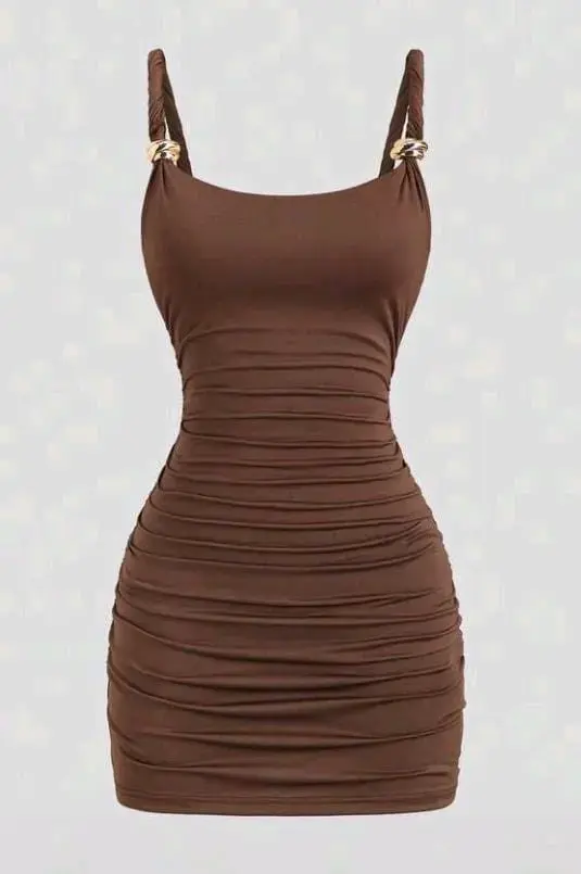 Vestido ajustado marrón con detalles dorados