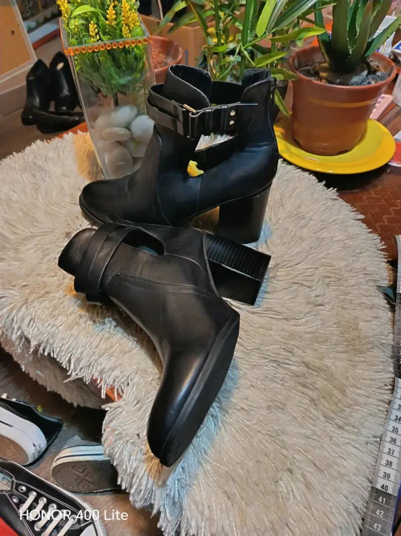 Botines de cuero sintetico negro con hebilla - 1