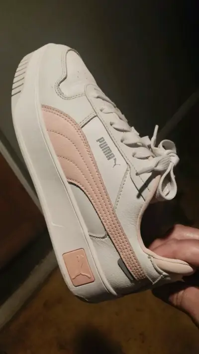 Zapatillas deportivas blancas y rosadas Puma - miniatura 1