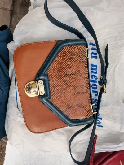 Cartera de cuero marrón con diseño de reptil - miniatura 1