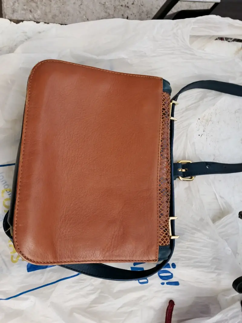 Cartera de cuero marrón con diseño de reptil - 3