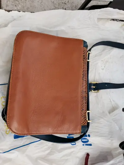 Cartera de cuero marrón con diseño de reptil - miniatura 3