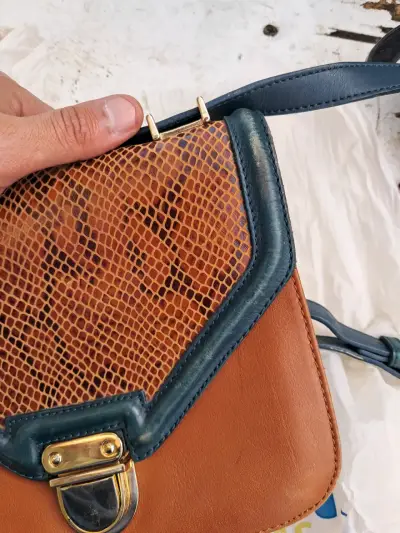 Cartera de cuero marrón con diseño de reptil - miniatura 4