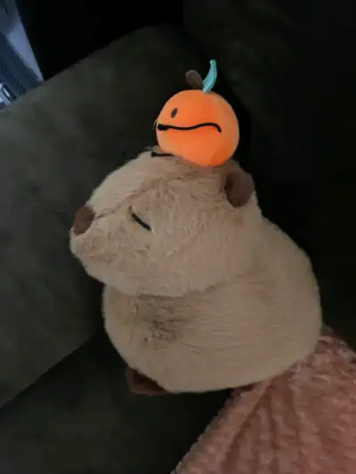Peluche de capibara con calabaza decorativa - miniatura 2