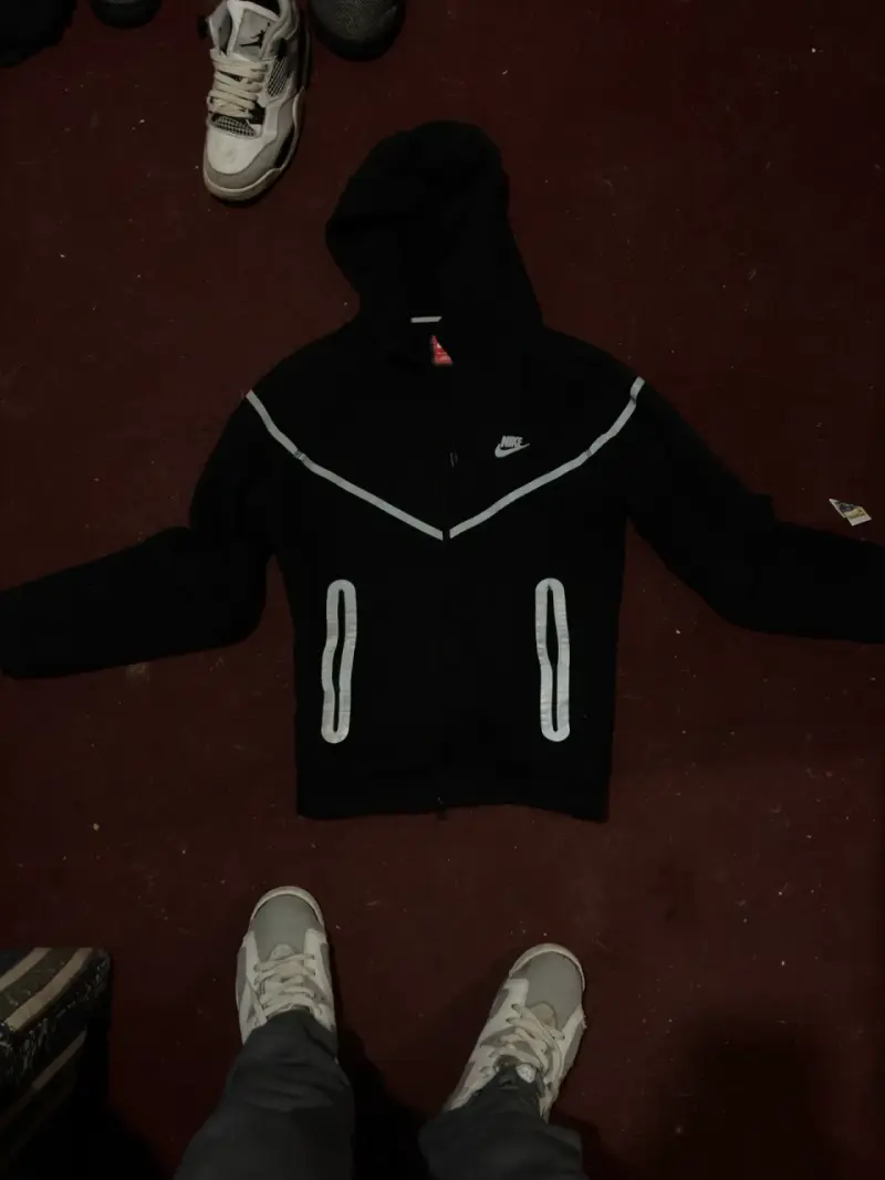 Polerón Nike negro con capucha y cierre - 1