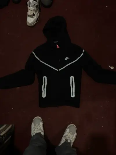 Polerón Nike negro con capucha y cierre - miniatura 1