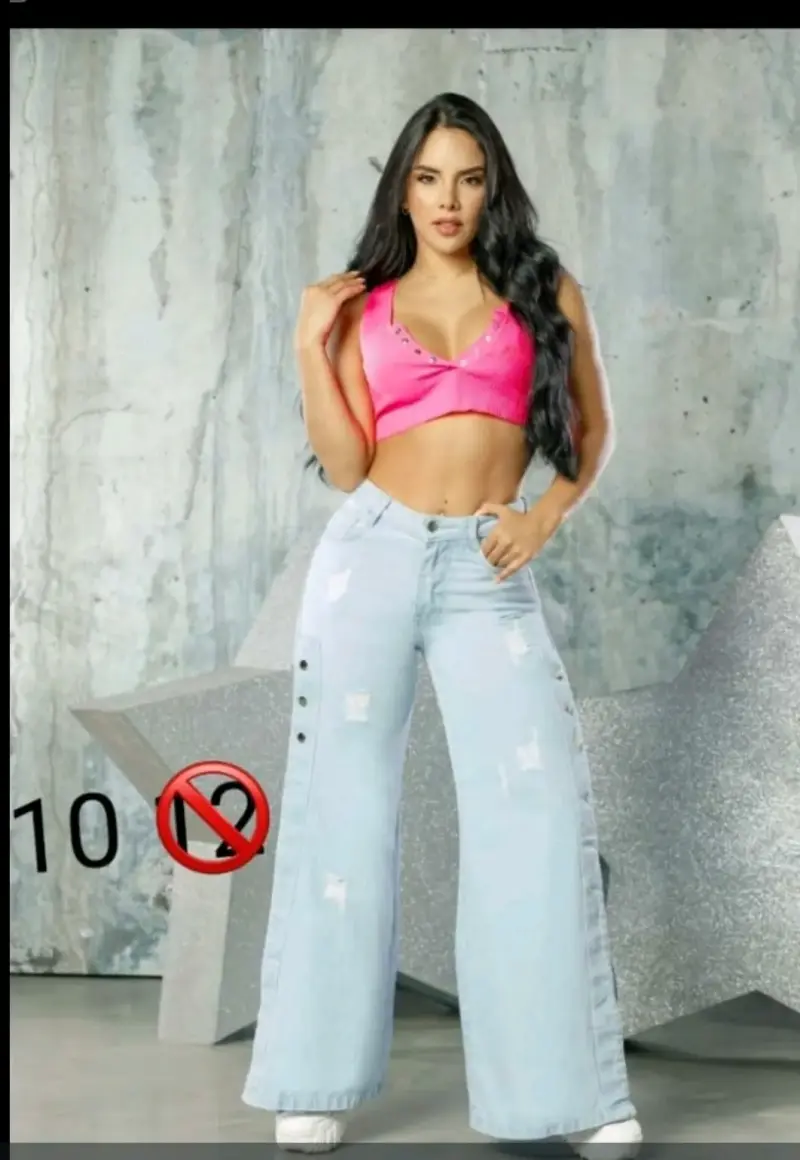Jeans anchos celestes con botones decorativos