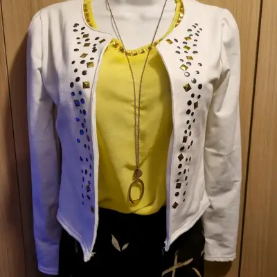 Chaqueta blanca con detalles decorativos - miniatura 1
