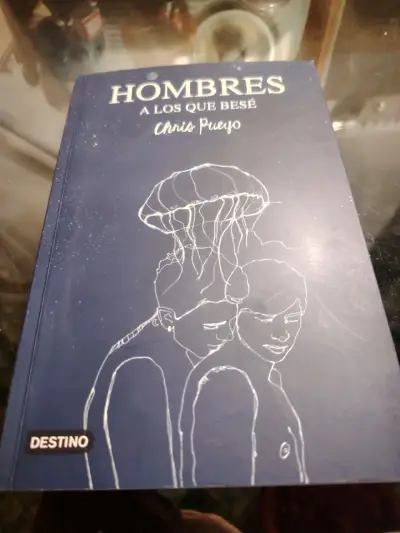 Libro 'Hombres a los que besé' de Chris Pueyo - miniatura 1