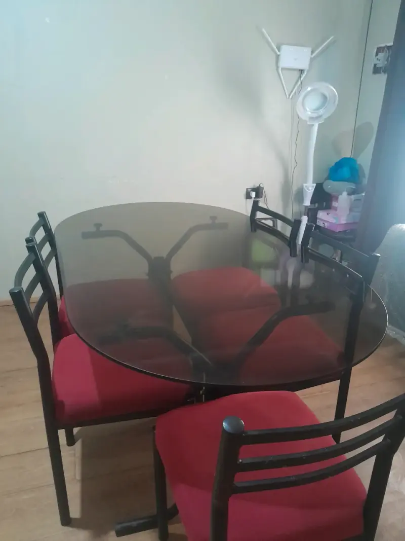 Mesa de comedor con sillas rojas y vidrio - 1