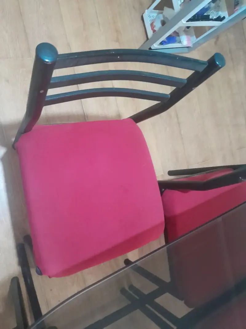 Mesa de comedor con sillas rojas y vidrio - 2