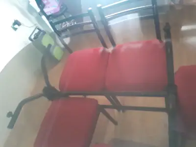 Mesa de comedor con sillas rojas y vidrio - miniatura 3