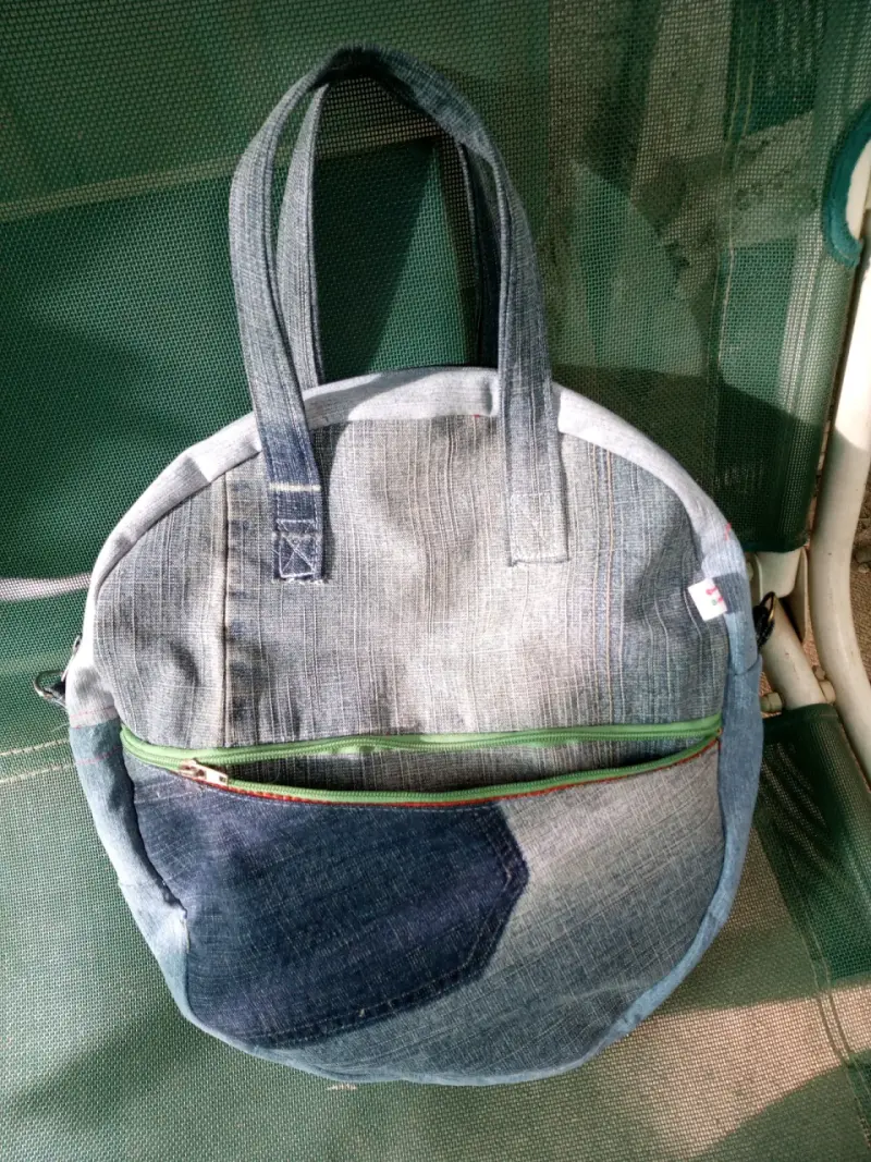 Bolso redondo de mezclilla con bolsillo frontal - 2