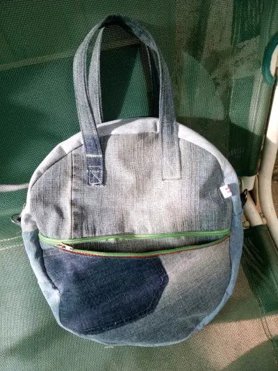 Bolso redondo de mezclilla con bolsillo frontal - miniatura 2