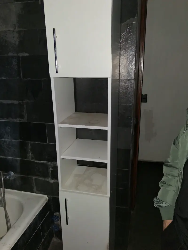 Mueble organizador de baño blanco con estantes