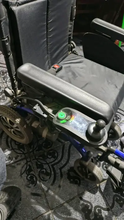 Silla de ruedas eléctrica con joystick - miniatura 1