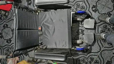 Silla de ruedas eléctrica con joystick - miniatura 2