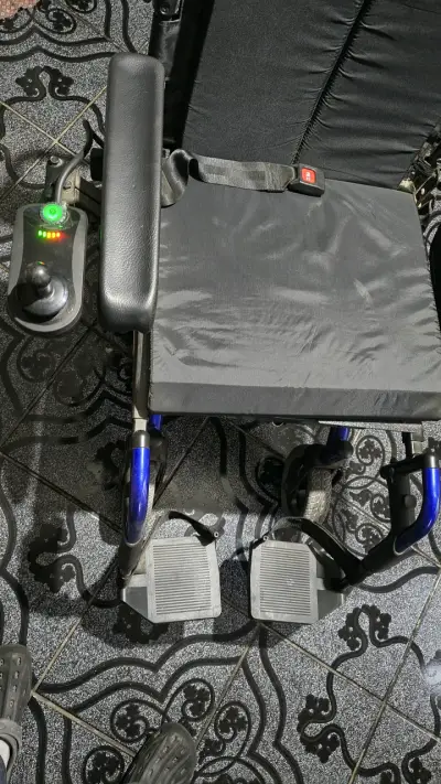 Silla de ruedas eléctrica con joystick - miniatura 3