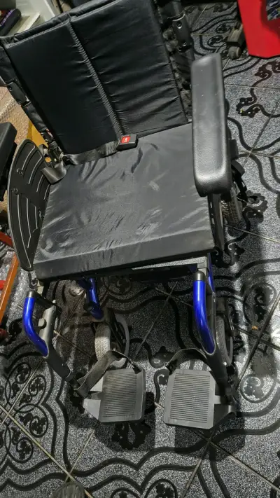 Silla de ruedas eléctrica con joystick - miniatura 4