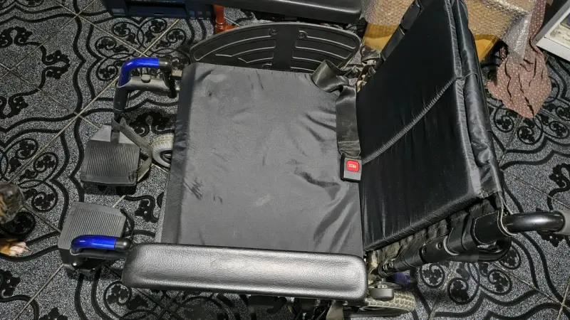Silla de ruedas eléctrica con joystick - 5