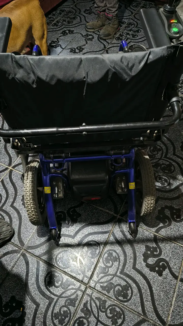 Silla de ruedas eléctrica con joystick - 6