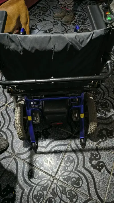 Silla de ruedas eléctrica con joystick - miniatura 6