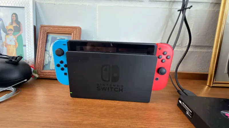 Consola Nintendo Switch con Joy-Con Azul y Rojo - 1