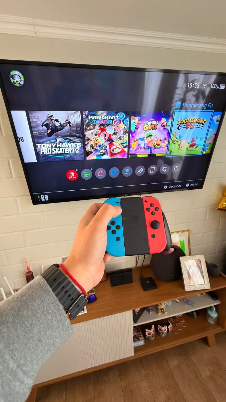 Consola Nintendo Switch con Joy-Con Azul y Rojo - 3
