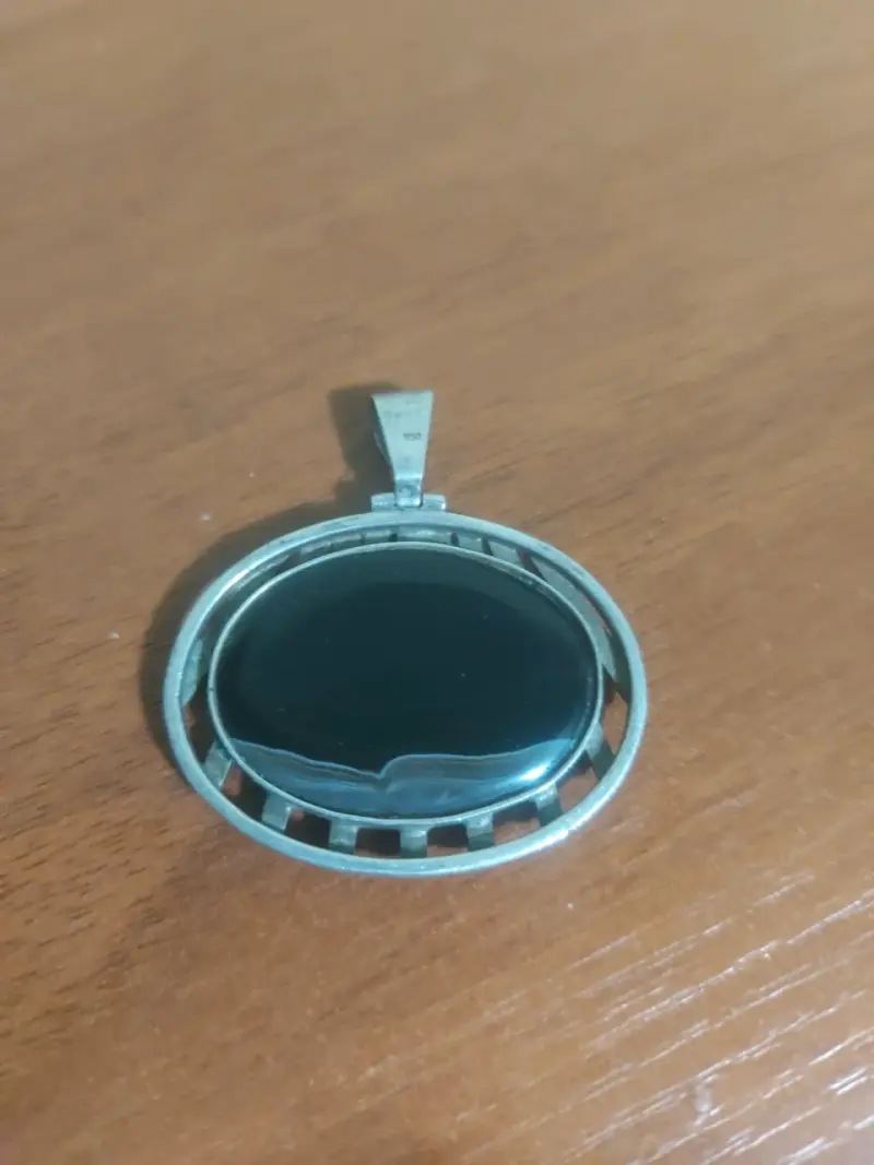 Colgante de plata con piedra negra - 1