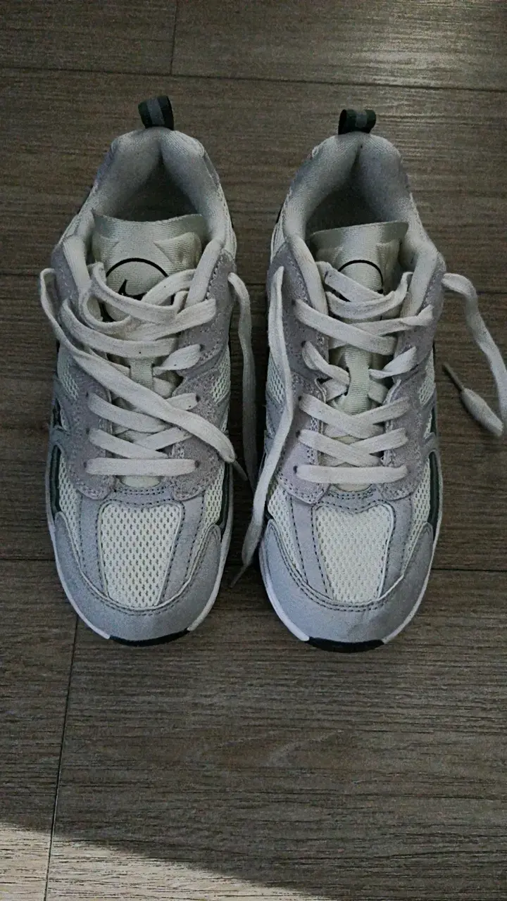 Zapatillas deportivas blancas Nike jam con logo - 1