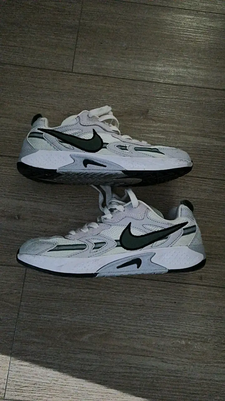 Zapatillas deportivas blancas Nike jam con logo - 2