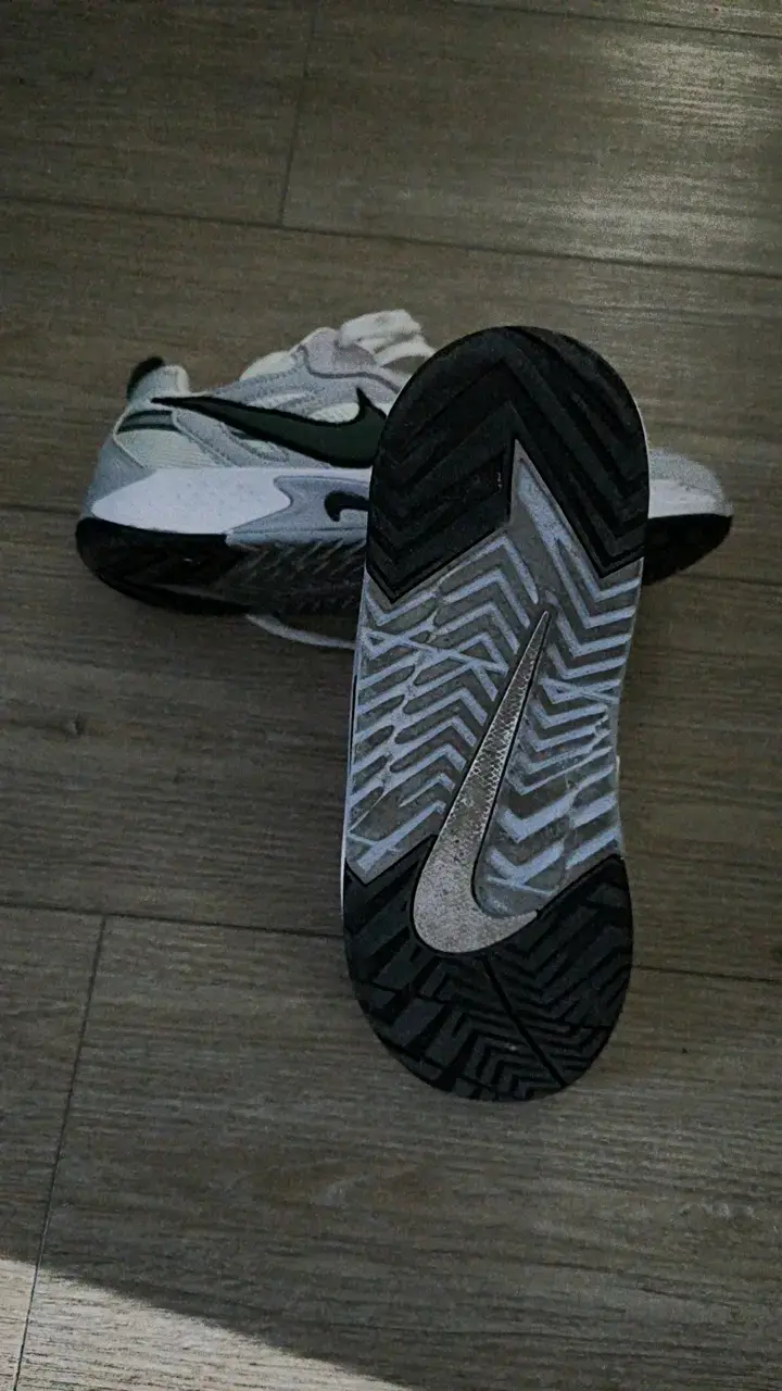 Zapatillas deportivas blancas Nike jam con logo - 3
