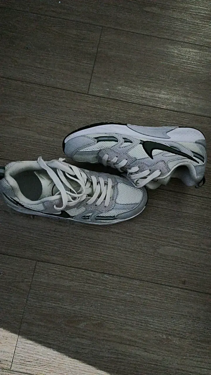 Zapatillas deportivas blancas Nike jam con logo - 4