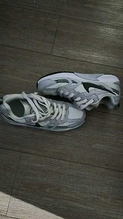 Zapatillas deportivas blancas Nike jam con logo - miniatura 4