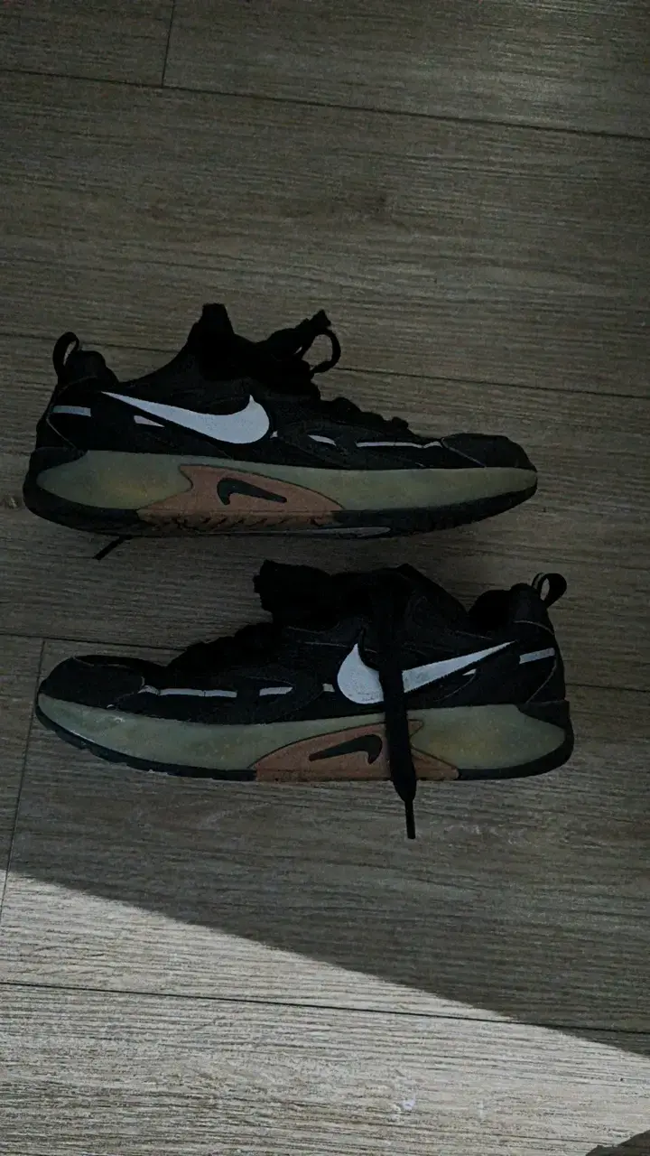 Zapatillas deportivas blancas Nike jam con logo - 6